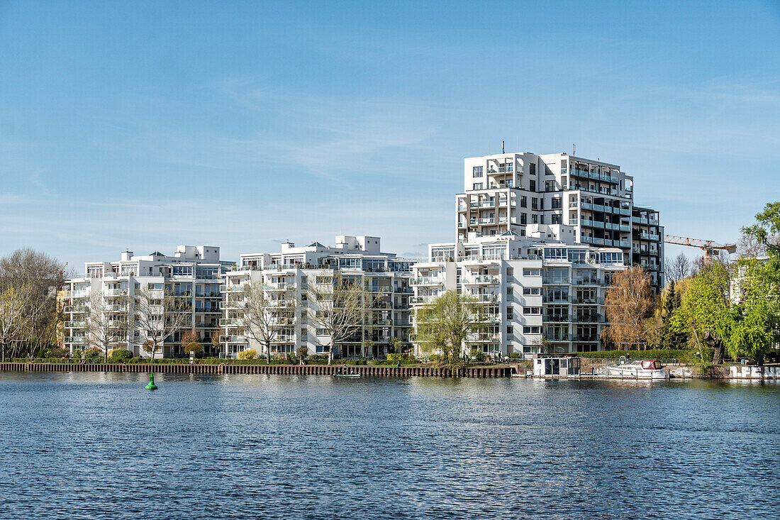 Immobilien am Strahlauer Spreeufer, Berlin, Deutschland