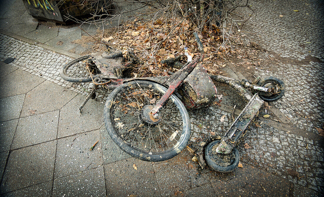 Rental bike and e-scooter were recovered from the Landwehr Canal. Environment, disposal, garbage, scrap bikes, Berlin, Kreuzberg