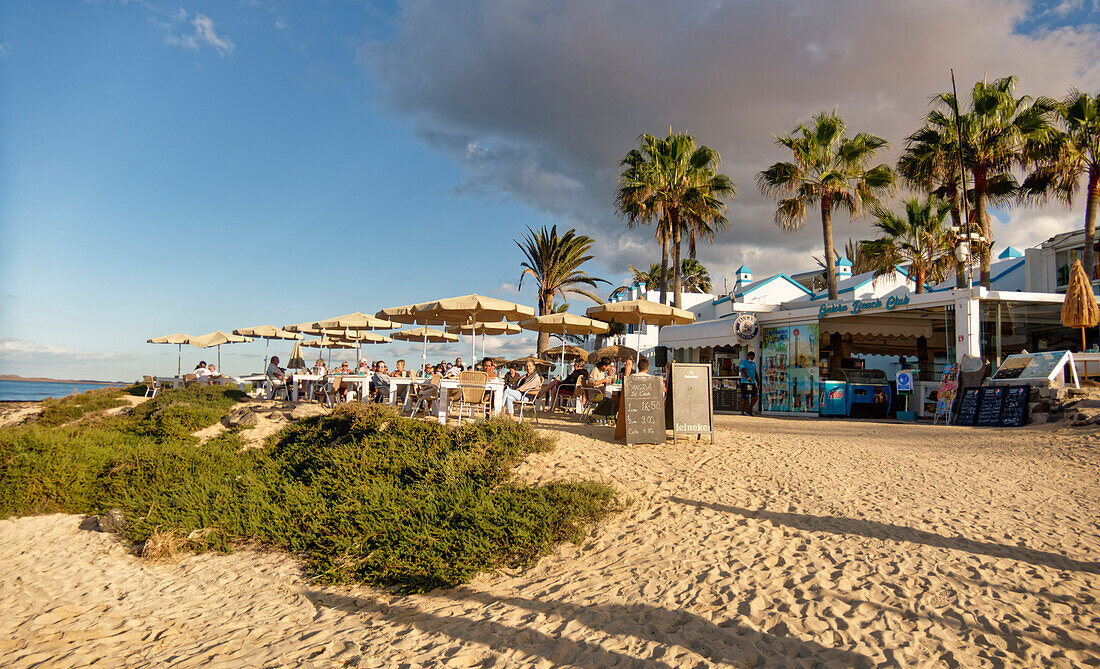 beach bar am Strand von Corralejo, Fuerteventura, Kanarische Inseln, Spanien