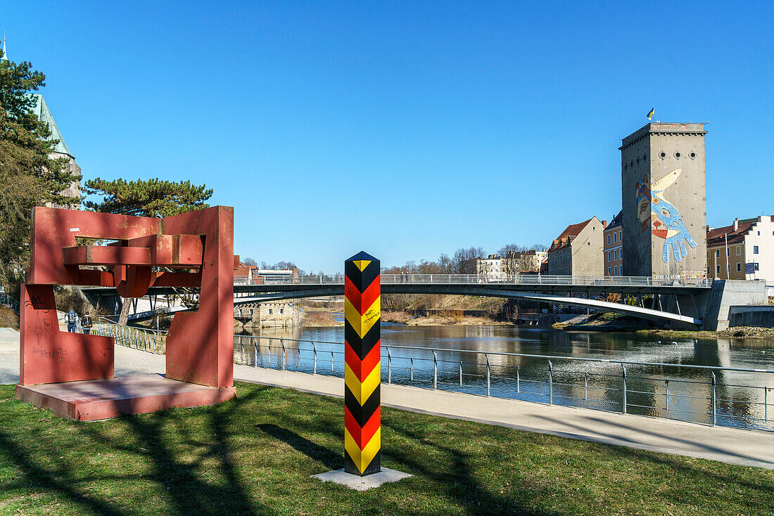 Grenzpfahl an der deutsch polnischen Grenze mit Grenzfluss Neiße, Fußgängerbrücke zwischen Görlitz und Zgorzelec, Sachsen, Deutschland