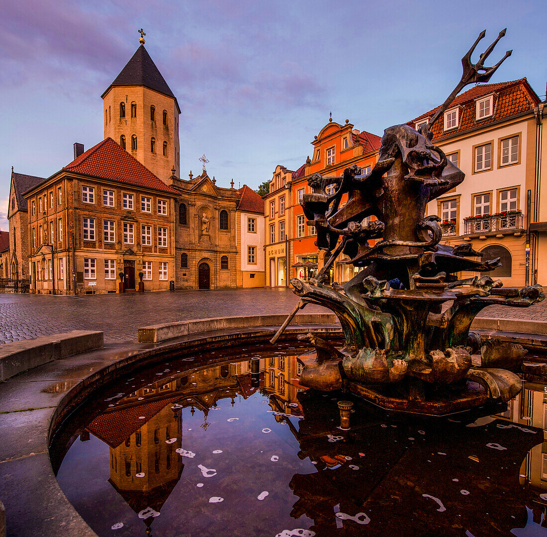 Marktplatz mit Neptunbrunnen und Gaukirche in Paderborn im Abendlicht, Nordrhein-Westfalen, Deutschland