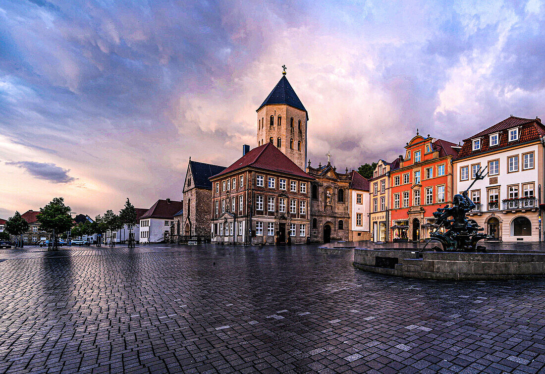 Marktplatz in Paderborn mit Neptunbrunnen und Gaukirche im Abendlicht, Nordrhein-Westfalen, Deutschland
