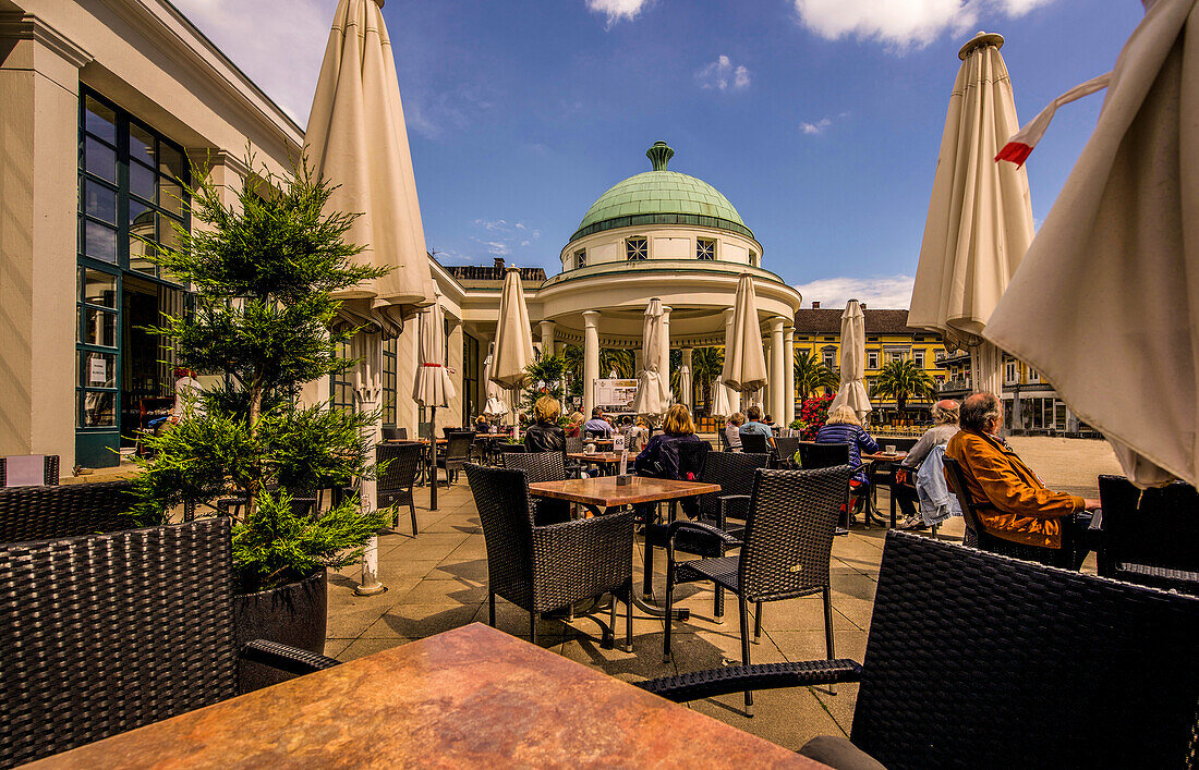 Café-Terrasse vor der Wandelhalle in Bad Pyrmont, Niedersachsen, Deutschland