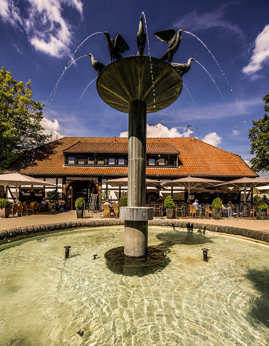 Vogelbrunnen am Sälzerplatz in Bad Sassendorf, Kreis Soest, Nordrhein-Westfalen, Deutschland