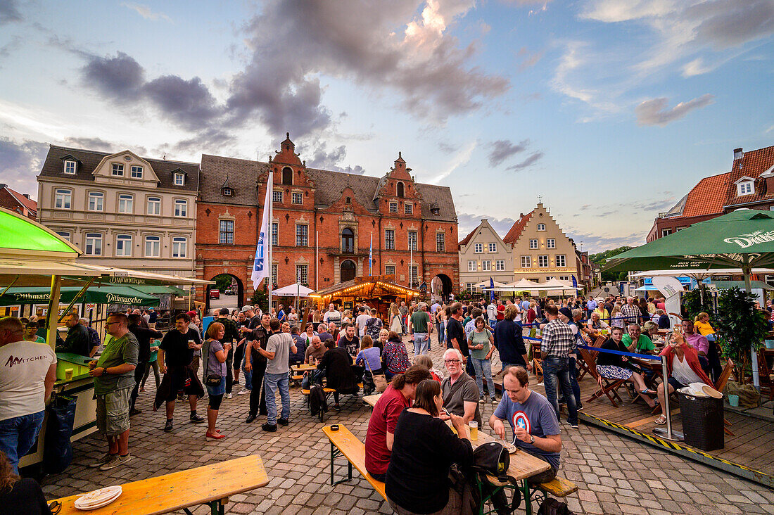 Matjes / Matjeshauptstadt (Glückstädter Matjeswochen, am Markt, Glückstadt, Nordseeküste, Schleswig Holstein, Deutschland, Europa