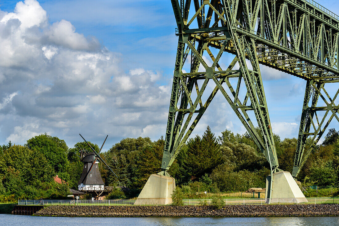 Nordostseekanal an der Eisenbahnbrücke Hochdonn, Nordseeküste, Schleswig Holstein, Deutschland, Europa
