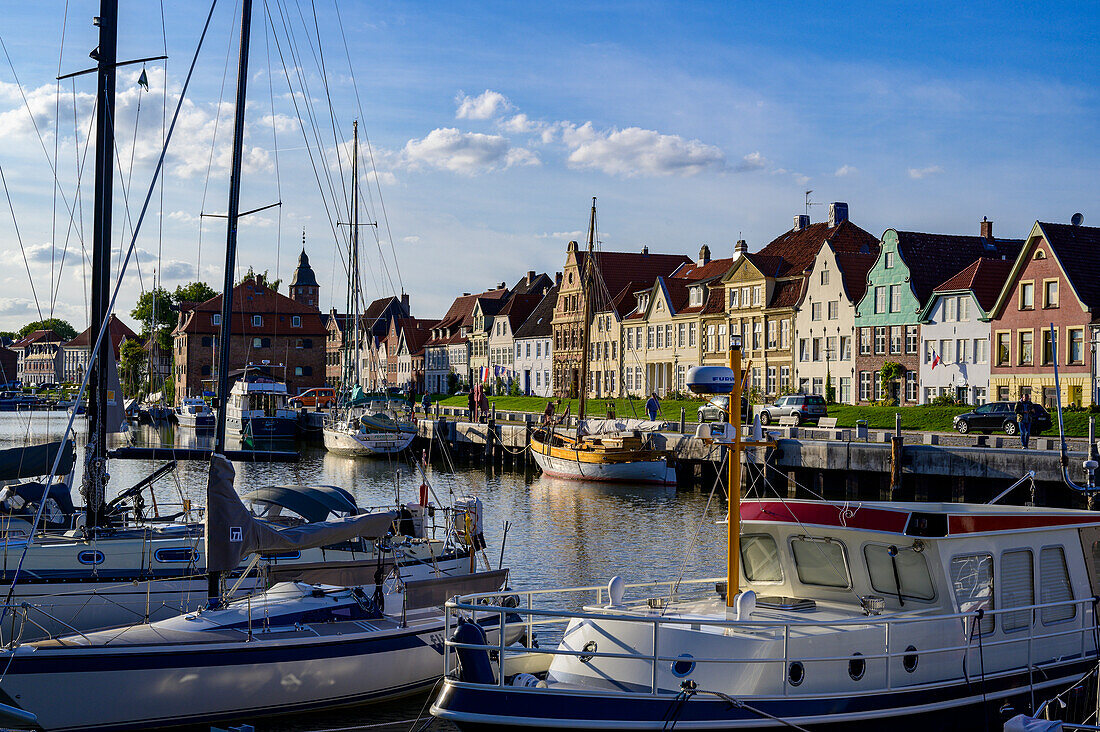 Häuserzeile am Binnenhafen, Glückstadt, Nordseeküste, Schleswig Holstein, Deutschland, Europa