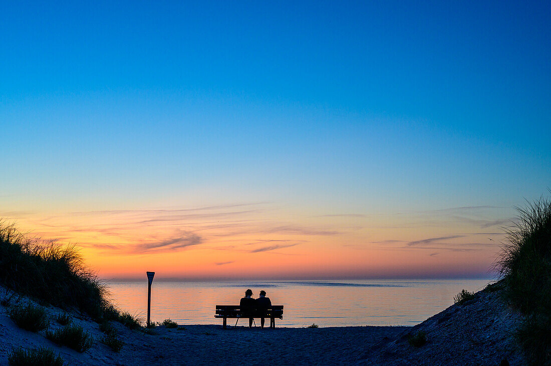 Dune/Badedüne, side island of Helgoland, park bench on the north beach with couple at sunset, lighthouse on dune on the south beach, Heligoland, North Sea, North Sea coast, German bay, Schleswig Holstein, Germany, Europe,