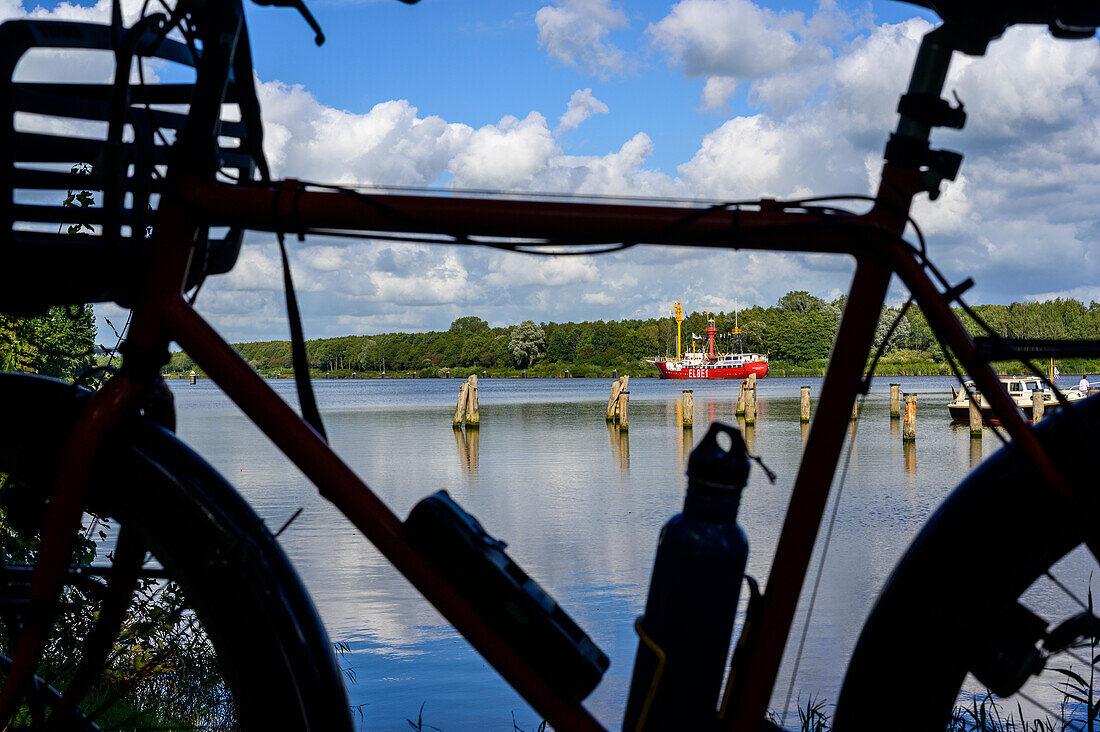 Radfahren am Nordostseeküste, Landschaft an der Hochdonnbrücke, Nordseeküste, Schleswig Holstein, Deutschland, Europa