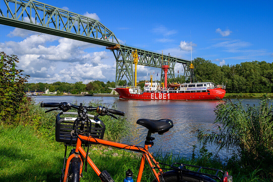Historic ship Elbe 1, cycling on the North Sea coast, landscape at the Hochdonnbrücke, North Sea coast, Schleswig Holstein, Germany, Europe