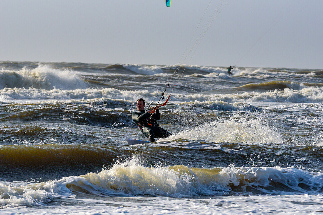Surfer und Kitesurfer am weitläufigen Strand im Ortsteil Ording, St. Peter Ording, Nordfriesland, Nordseeküste, Schleswig Holstein, Deutschland, Europa