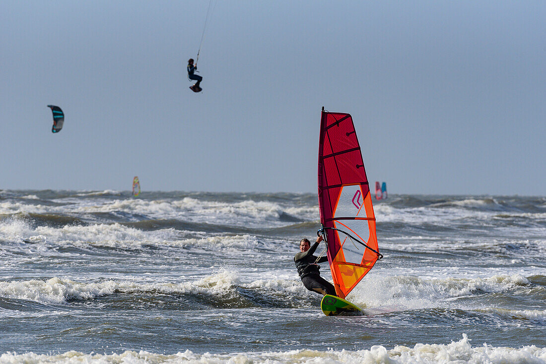 Surfers and kite surfers on the extensive beach in the district of Ording, St. Peter Ording, North Friesland, North Sea coast, Schleswig Holstein, Germany, Europe