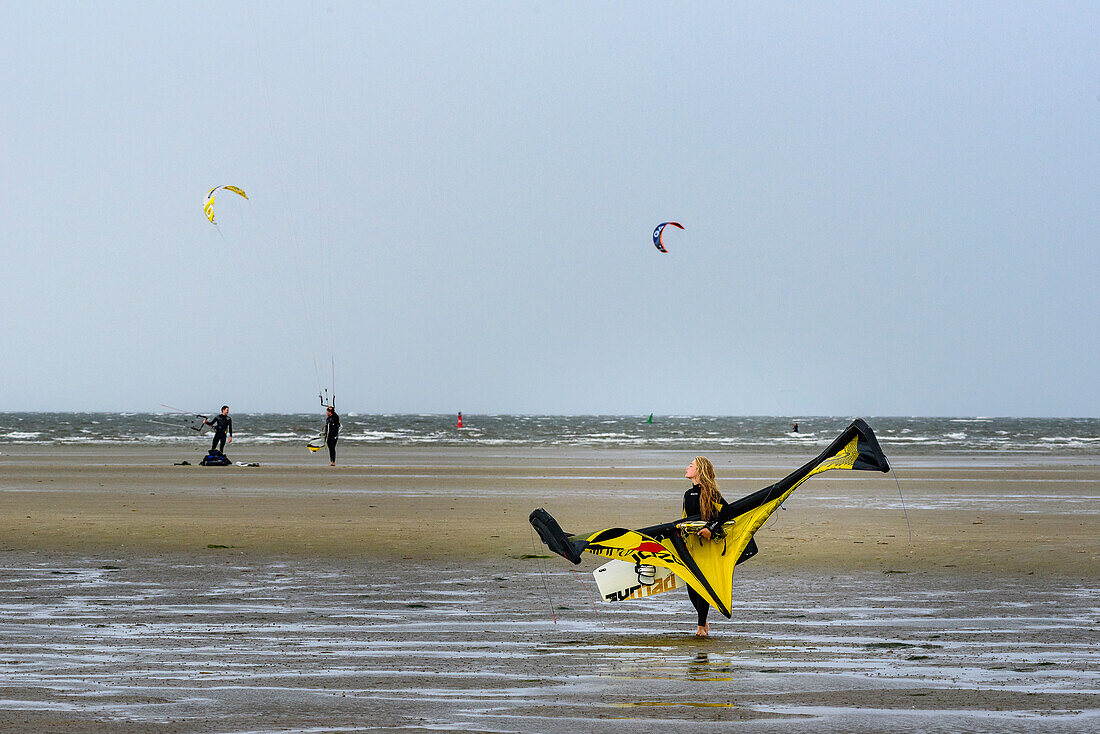 Kite surfers on the extensive beach in the district of Ording, St. Peter Ording, North Friesland, North Sea coast, Schleswig Holstein, Germany, Europe