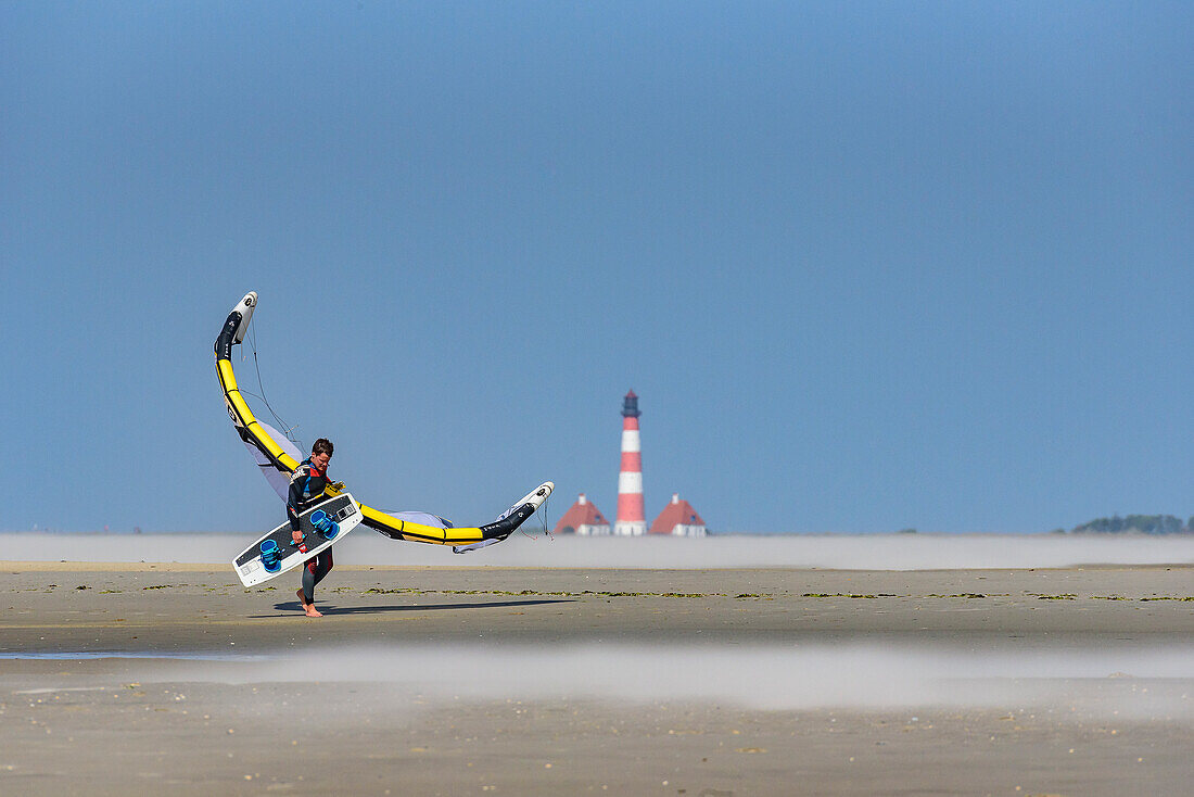 Kitesurfer am weitläufigen Strand im Ortsteil Ording, Westerhever Leuchtturm im Hintergrund, St. Peter Ording, Nordfriesland, Nordseeküste, Schleswig Holstein, Deutschland, Europa