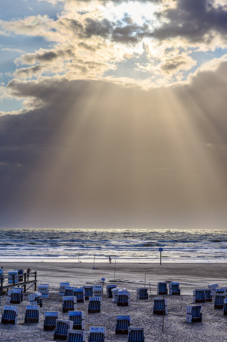 Strandkörbe am weitläufigen Strand im Ortsteil Ording, St. Peter Ording, Nordfriesland, Nordseeküste, Schleswig Holstein, Deutschland, Europa