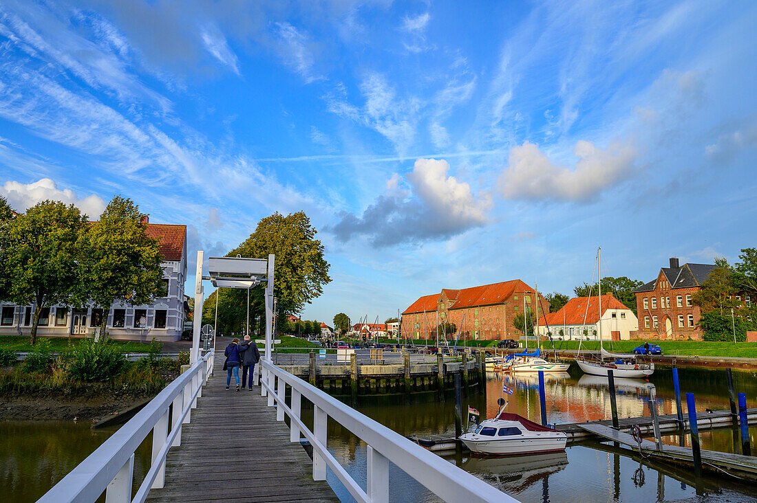 Holzbrücke für Fußgänger, Hafen mit Packhaus, Tönning, Halbinsel Eiderstedt, Nordfriesland, Nordseeküste, Schleswig Holstein, Deutschland, Europa