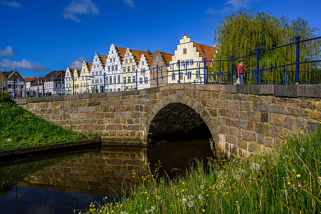The Malerwinkel is located on the market square with a stone bridge in front, Friedrichstadt, North Friesland, North Sea coast, Schleswig Holstein, Germany, Europe