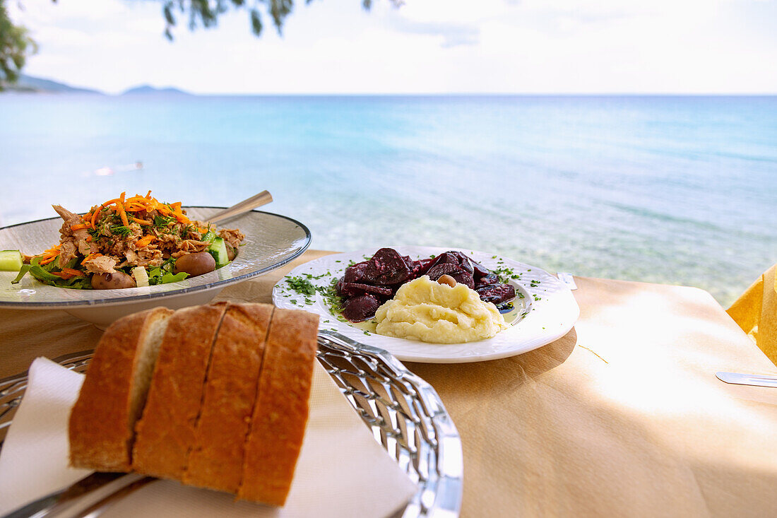 Thunfisch-Salat und Rote Beete mit Skordalia, serviert in der Taverne Akrogiáli am Strand von Balos auf der Insel Samos in Griechenland