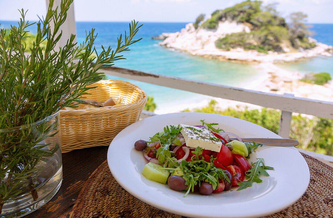 Griechischer Bauernsalat, serviert in der Taverne Basilico in Kokkari auf der Insel Samos in Griechenland