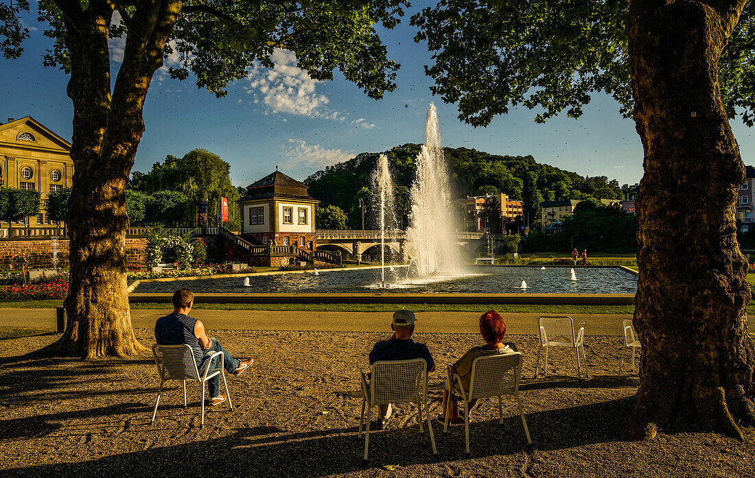 Blick zum Springbrunnen im Rosengarten, zum Regentenbau, zur Ludwigsbrücke und zum Altenberg, Bad Kissingen, Bayern, Deutschland