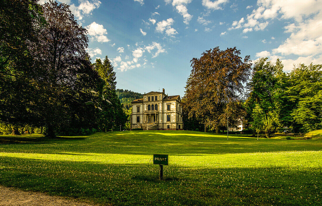 Villa in einem Park an der Lichtenthaler Allee, Baden-Baden; Baden-Württemberg, Deutschland