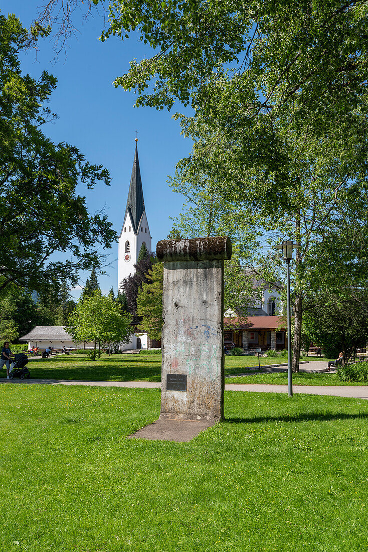 St. Johannes Baptist-Kirche, Rest der Berliner Mauer, Kurpark, Oberstdorf, Bayern, Deutschland
