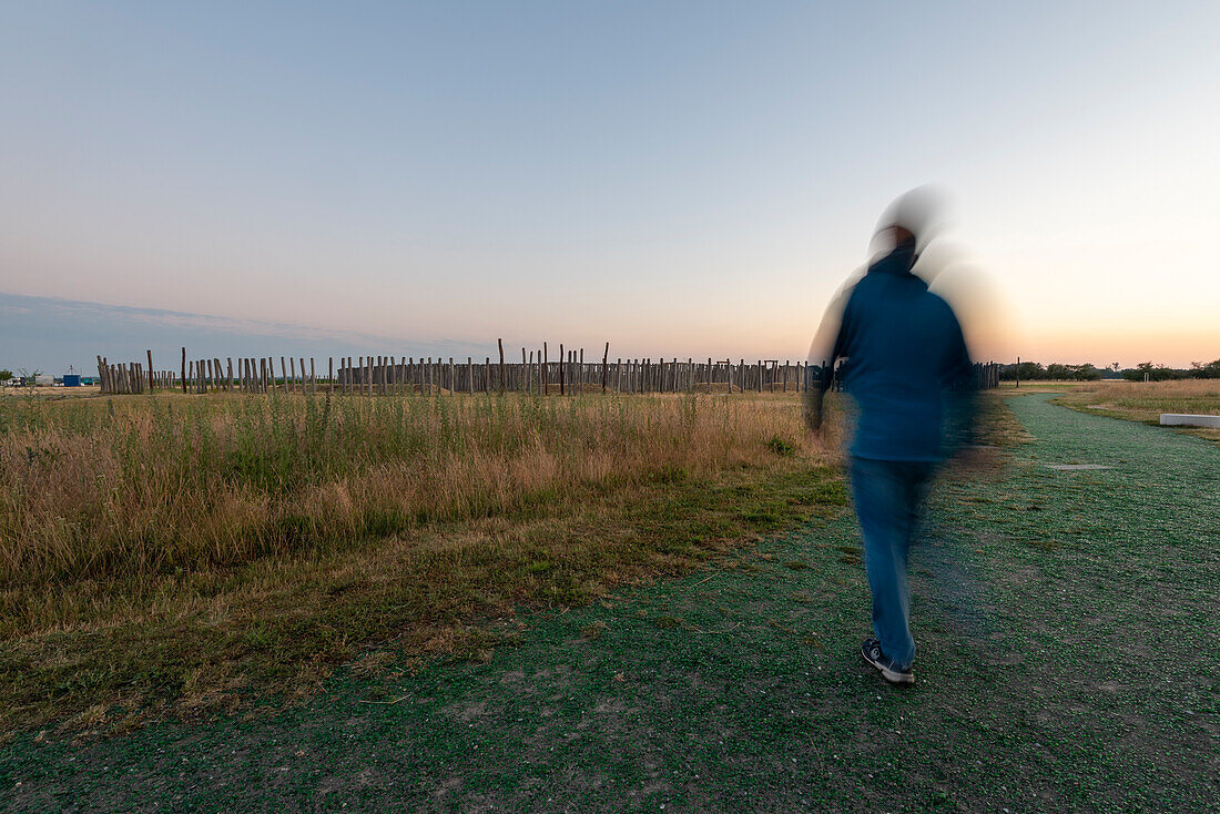 Sonnenaufgang am Ringheiligtum Pömmelte, prähistorische Kreisgrabenanlage, Besucher, Schönebeck, Sachsen-Anhalt, Deutschland