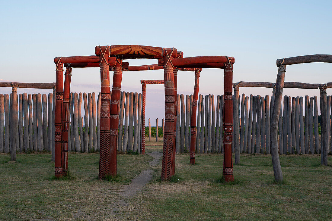 Sonnenaufgang am Ringheiligtum Pömmelte, prähistorische Kreisgrabenanlage, Schönebeck, Sachsen-Anhalt, Deutschland