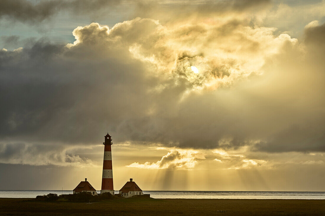 Wolkenstimmung über dem Leuchtturm Westerhever, Westerheversand, Westerhever, Nationalpark Wattenmeer, Schleswig-Holstein, Deutschland