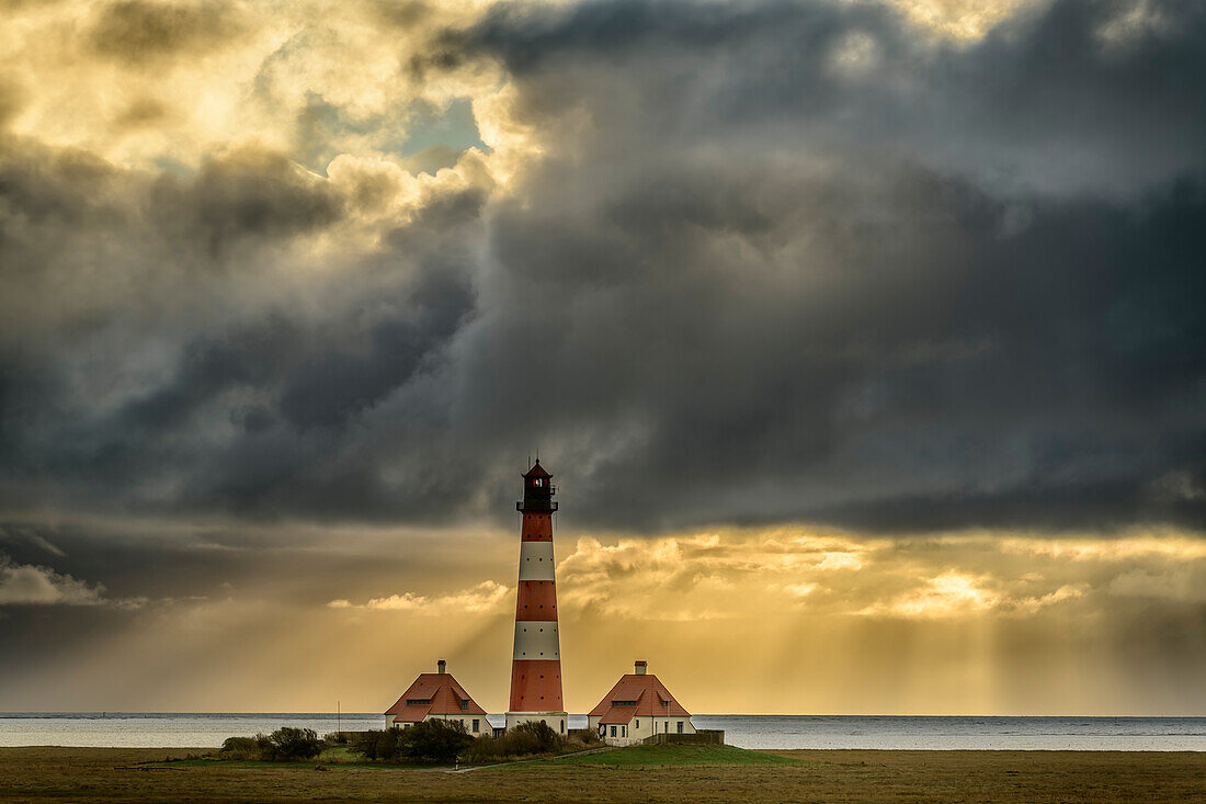 Wolkenstimmung über dem Leuchtturm Westerhever, Westerheversand, Westerhever, Nationalpark Wattenmeer, Schleswig-Holstein, Deutschland
