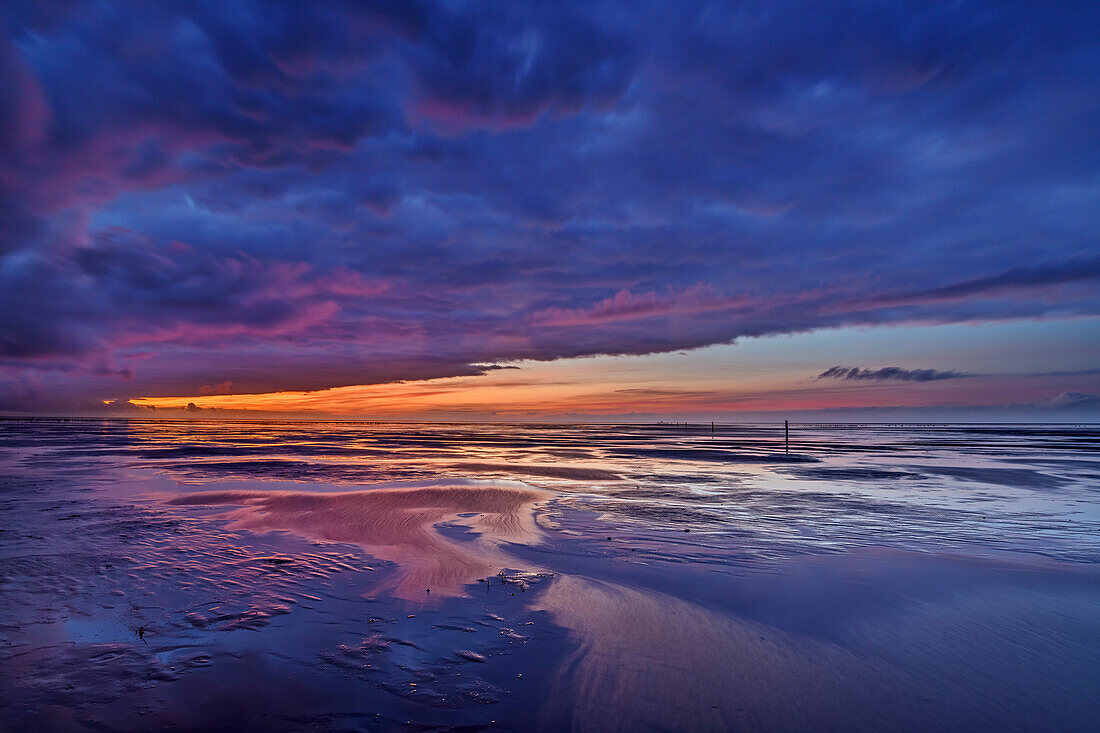 Wolkenstimmung nach Sonnenuntergang am Wattenmeer, Westerheversand, Westerhever, Nationalpark Wattenmeer, Schleswig-Holstein, Deutschland