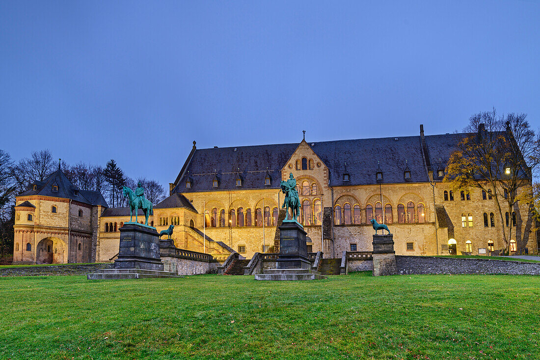 Illuminated Goslar Imperial Palace, Goslar, UNESCO World Heritage Site Goslar, Harz, Harz National Park, Saxony-Anhalt, Germany