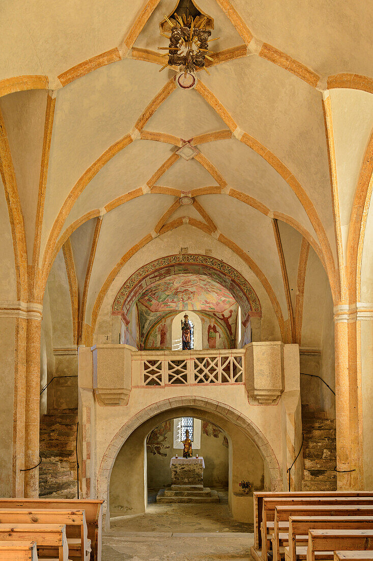 Altarraum der romanisch-gotischen Nikolauskirche, Virgental, Hohe Tauern, Nationalpark Hohe Tauern, Osttirol, Österreich