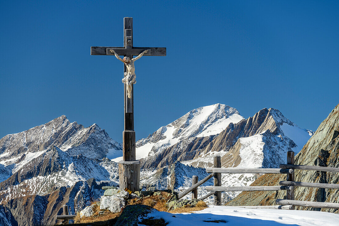 Wooden cross with Daberspitze and Rötspitze in the background, Bonn-Matreier-Hütte, Virgental, Hohe Tauern, Hohe Tauern National Park, East Tyrol, Austria
