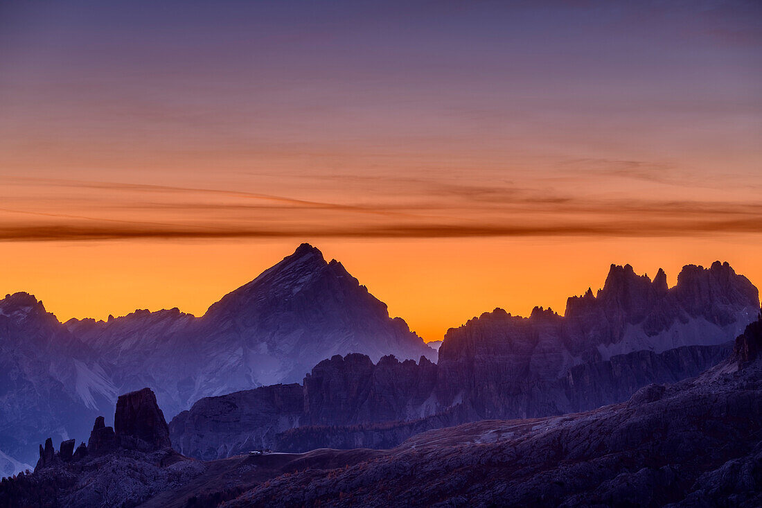 Morgendämmerung am Hexenstein mit Blick auf Cinque Torri, Antelao und Croda da Lago, vom Hexenstein, Sass de Stria, Dolomiten, UNESCO Weltnaturerbe Dolomiten, Venetien, Venezien, Italien