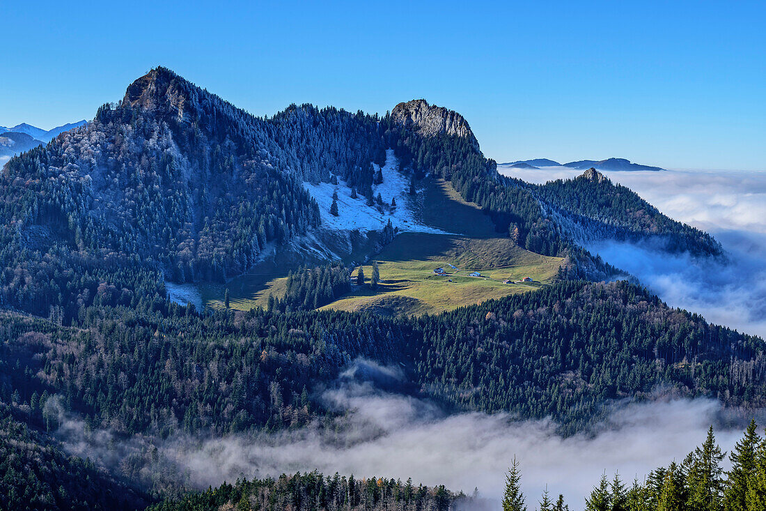Blick auf Heuberg mit Nebelmeer über dem Voralpenland, Heuberg, Chiemgauer Alpen, Chiemgau, Oberbayern, Bayern, Deutschland