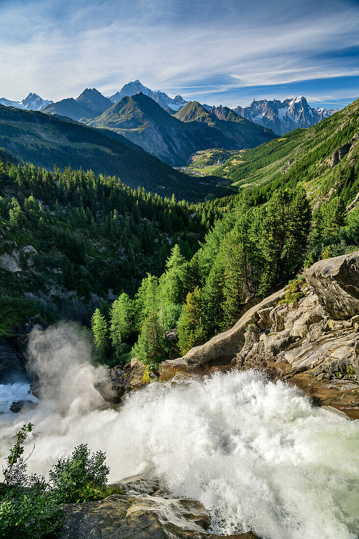 Rutor-Wasserfälle mit Mont-Blanc-Gruppe im Hintergrund, Rutorfälle, Rutorgruppe, Grajische Alpen, Aosta, Italien