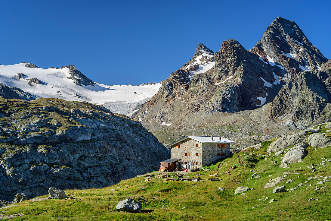 Hütte Rifugio Deffeyes mit Grand Assaly, Rutorgruppe, Grajische Alpen, Aosta, Italien