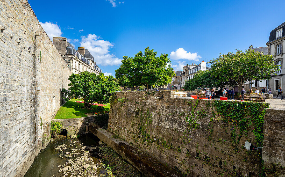 Blick auf die pittoresken Stadmauern von Vannes, Morbihan, Bretagne, Frankreich, Europa