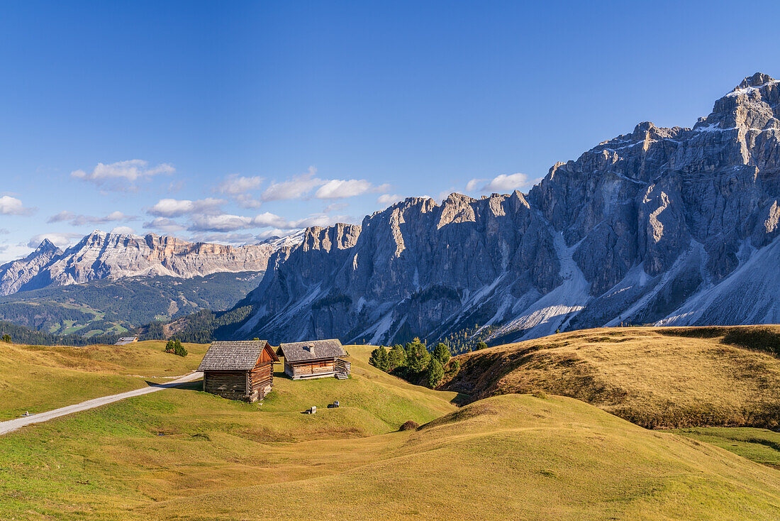 Kleine Hütten vor der Geislergruppe, Puez-Geisler, Lungiarü, Dolomiten, Italien, Europa\n