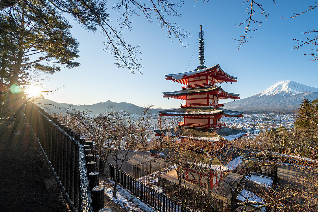 Blick auf die Chureito-Pagode mit Fuji im Hintergrund an sonnigem Wintertag, Japan, Asien