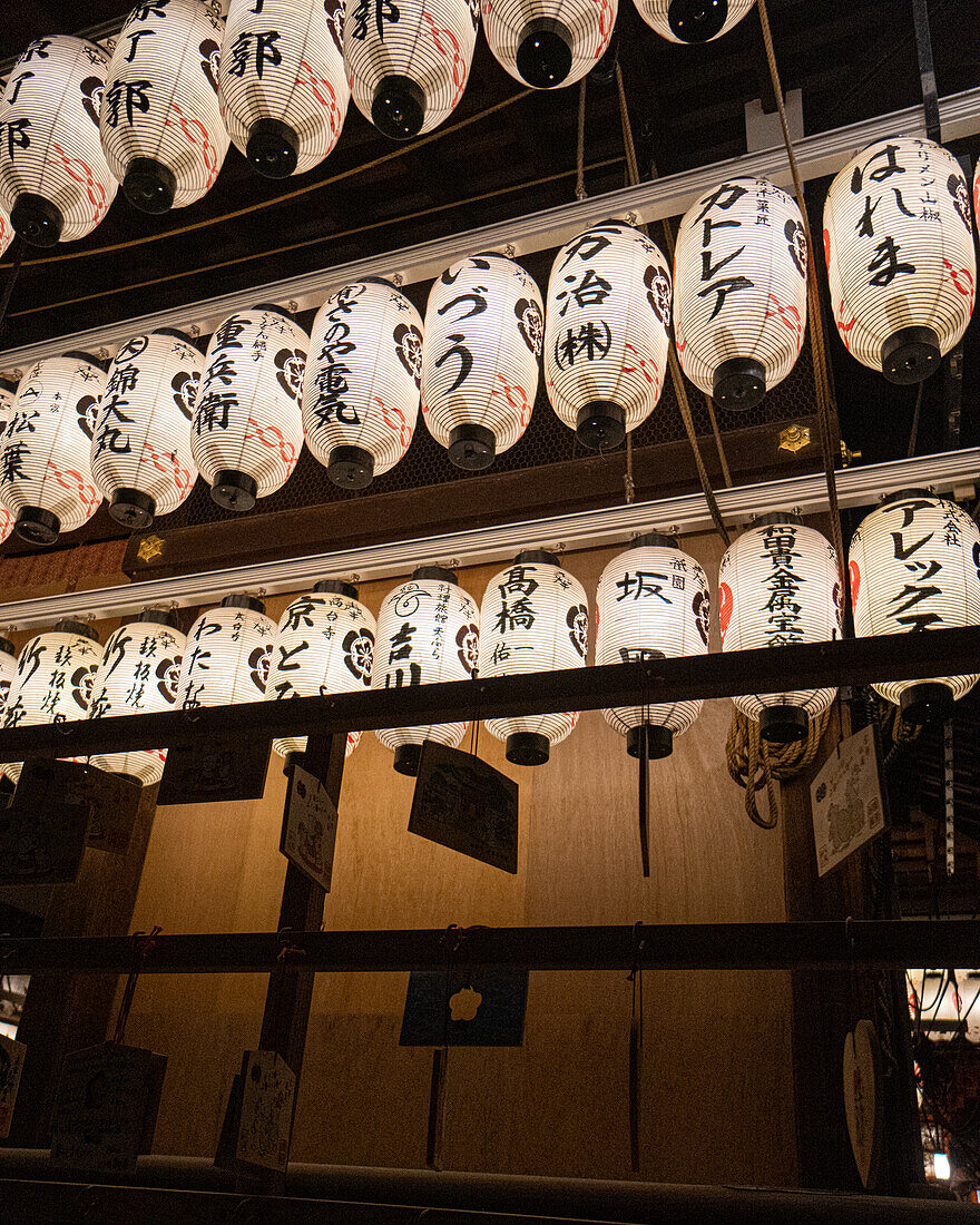 Leuchtende japanische Papierlaternen im Stadtteil Higashiyama, Tokio, Japan, Asien