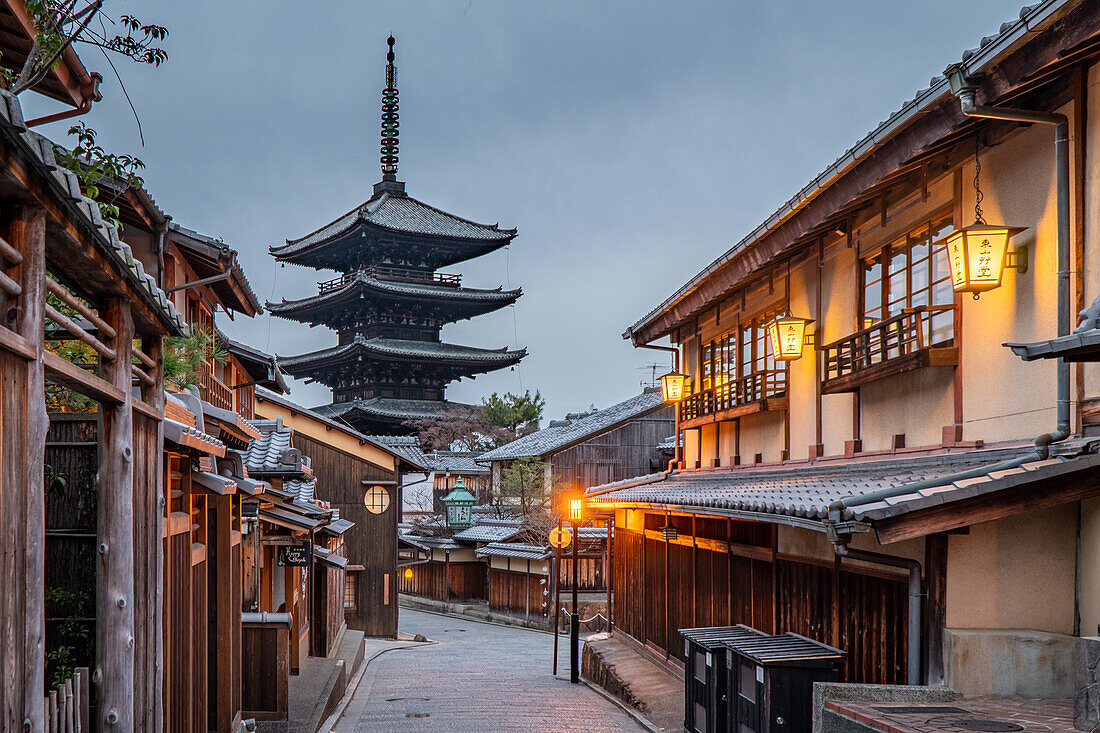 japan; kyoto; yasaka; yasaka pagoda; pagoda; architecture; travel; asia;