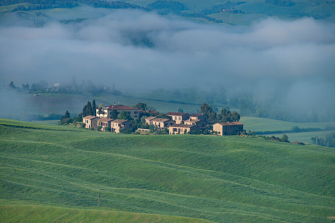 Landschaft bei Sonnenaufgang um Volterra, Provinz Pisa, Toskana, Italien, Europa