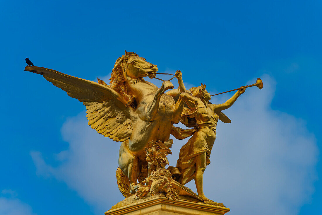 Säule mit der Figurengruppe 'Fama des Krieges' auf der Brücke Pont Alexandre III. über die Seine, Paris, Frankreich, Europa