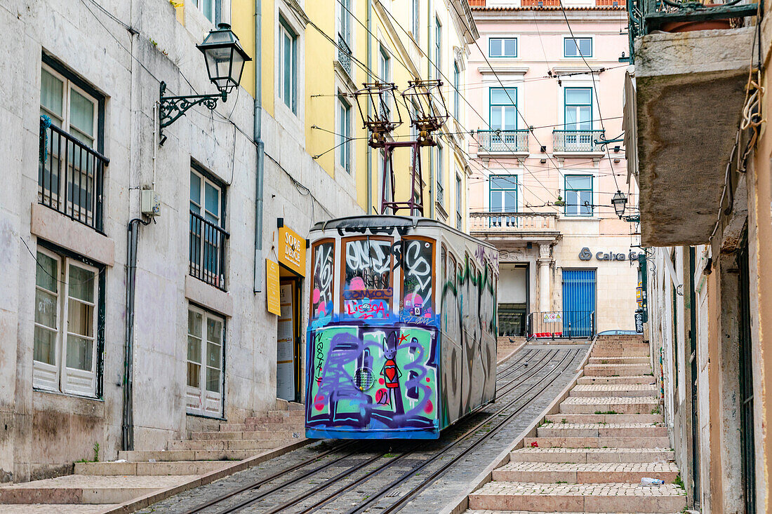 Die Standseilbahn Elevador da Bica führt durch die Altstadt von Lissabon, Lissabon, Portugal