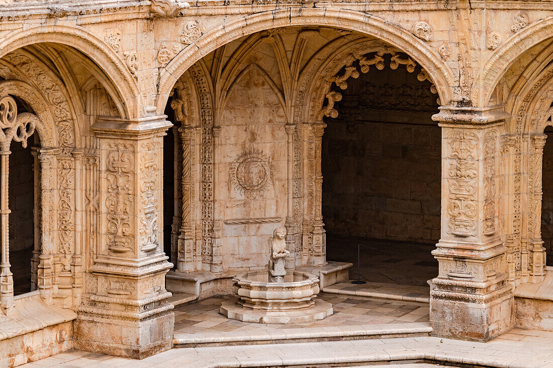 Elemente und Verzierungen aus gelblichem Kalksandstein im Kreuzgang vom Hieronymuskloster in Belem, Lissabon, Portugal