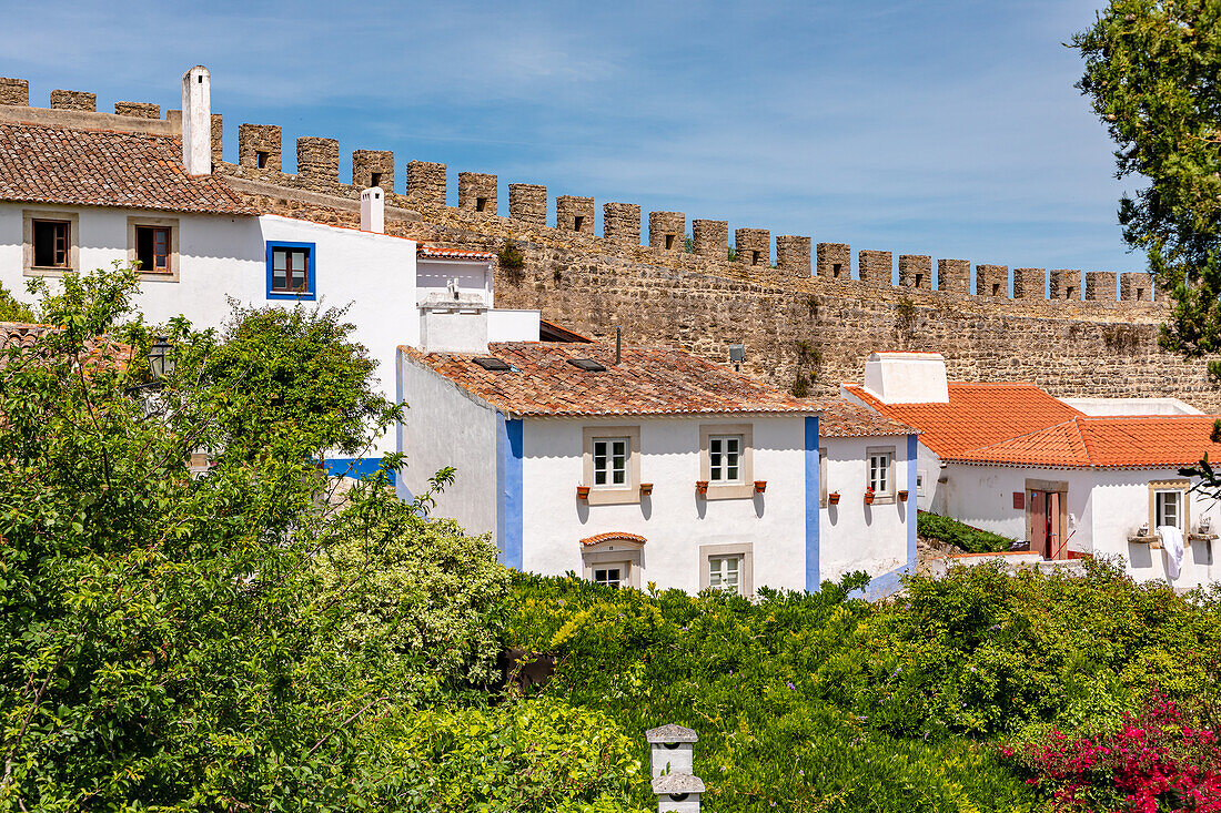 Malerische Häuser der historischen Altstadt von Obidos innerhalb der umgebenden Stadtmauer, Portugal