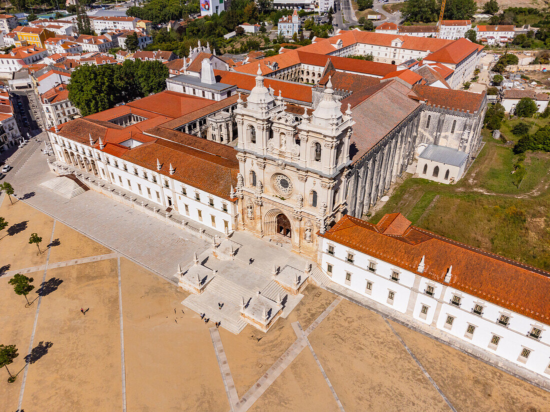 Luftaufnahme vom beeindruckenden Kloster von Alcobaca, Portugal