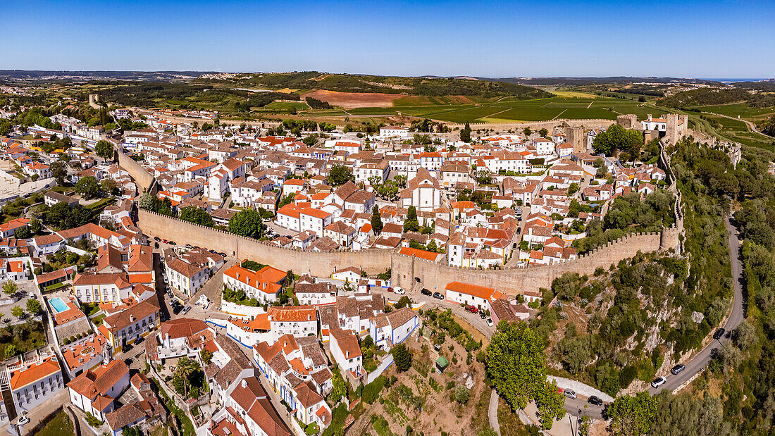 Luftaufnahme der Burg und Festung von Obidos mit einer begehbaren Stadtmauer, Portugal